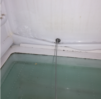 冰箱里的排水孔堵塞了